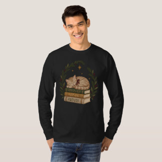 Camiseta Cozy Christmas Cat Sleeping on Vintage Books