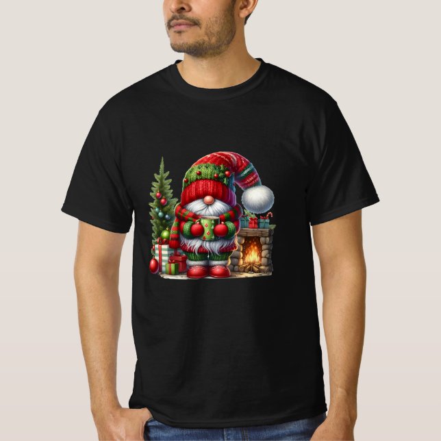 Camiseta Cozy Christmas Gnome Art – Festive Holiday (Frente)