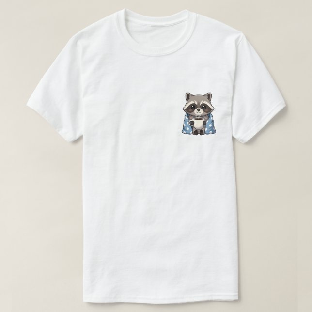 Camiseta Cozy Cute Raccoon Wrapped in Polka Dot Blanket (Frente do Design)