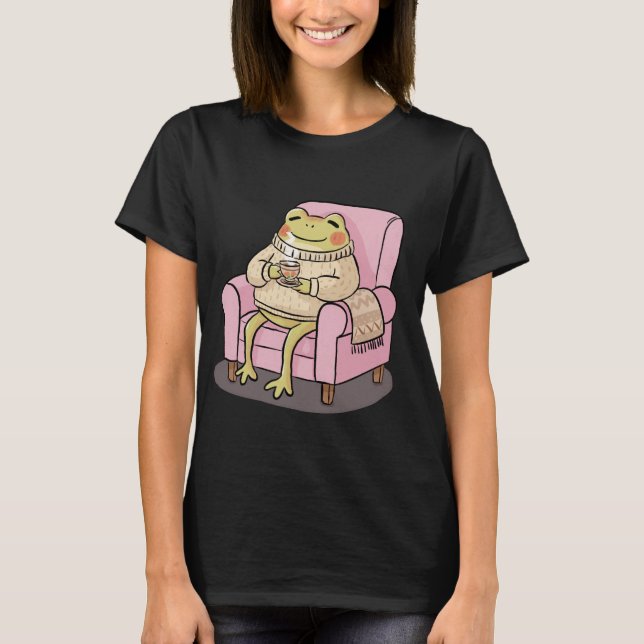 Camiseta Cozy Frog Drinking Tea On Sofa Illustration (Frente)