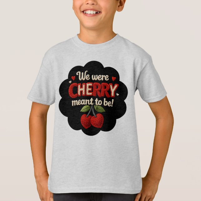 Camiseta Cozy knitted-style typography and adorable cherry  (Frente)