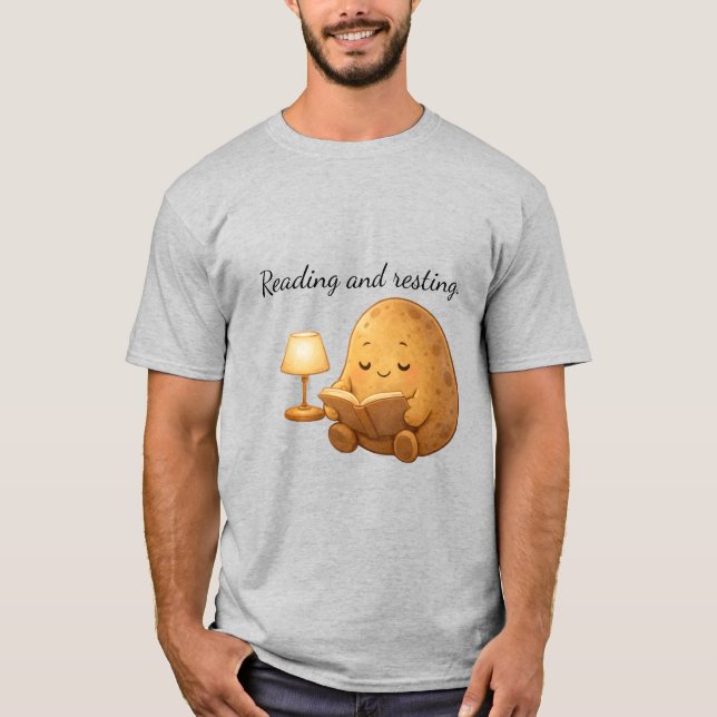 Camiseta Cozy Reading Potato Persona Lamp Cartoon Art (Frente)
