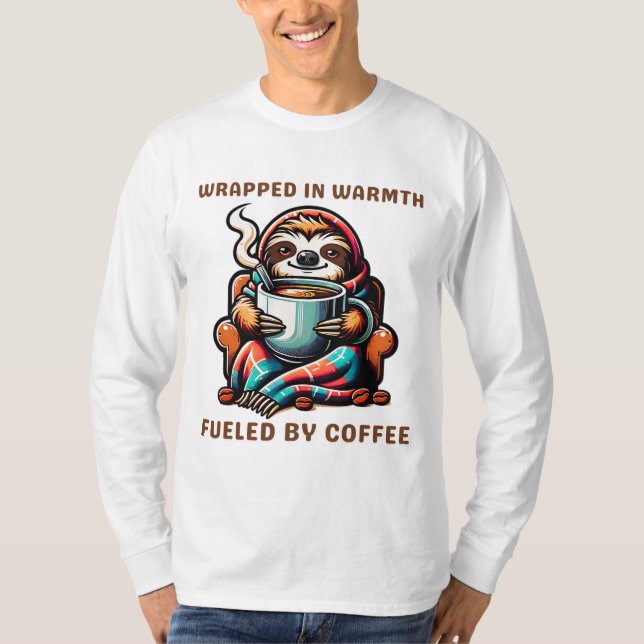 Camiseta Cozy Sloth com café Mug embrulhado em cobertor (Frente)