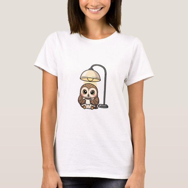 Camiseta Cozy Wide-Eyed Owl Drinking Coffee Under Warm Lamp (Frente)