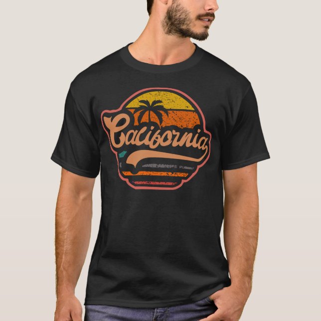 Camiseta Crachá de estilo de vida do paraíso solar da Calif (Frente)