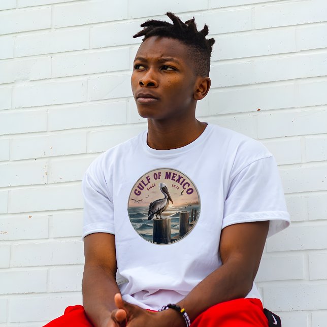 Camiseta Crachá do Patrimônio do Golfo do México Branco (Gulf of Mexico Heritage Badge white t-shirt. )