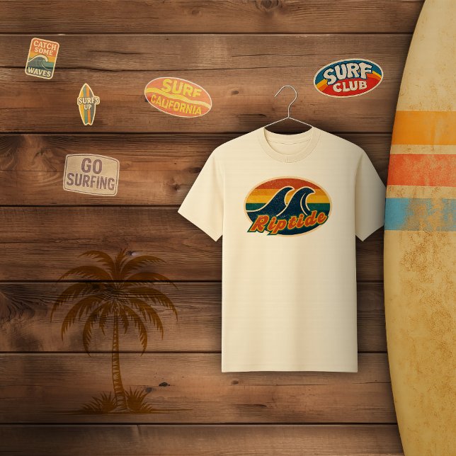 Camiseta Crachá do Surf Riptide Vintage (Riptide Tee against Surf shop wall )