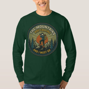 Camiseta Crachá Vintage de Caminhada As Montanhas Estão Cha