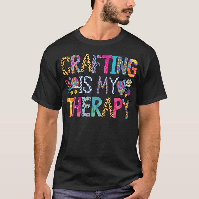 Camiseta Crafting Is My Therapy Knitting Sewing Crocheting  (Frente)