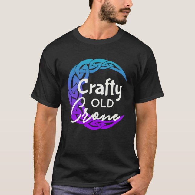 Camiseta Crafty Old Crone  Witch Vibes  Witch Wiccan Pagan (Frente)