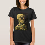 Camiseta Crânio com cigarro queimado por Vincent van Gogh<br><div class="desc">Crânio com Cigarro queimado por Vincent van Gogh é um apos impressionismo de arte de vintage que ainda pinta a vida. Um retrato do esqueleto humano fumando. Imagem do excelente a utilizar em produtos anti-tabagismo. Fumar matares 1.000 a cada ano, ajudar alguém a parar de fumar hoje. Imagem de excelente...</div>