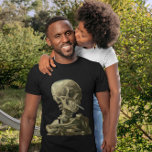 Camiseta Crânio com cigarro queimado por Vincent van Gogh<br><div class="desc">Crânio com Cigarro queimado por Vincent van Gogh é um apos impressionismo de arte de vintage que ainda pinta a vida. Um retrato do esqueleto humano fumando. Imagem do excelente a utilizar em produtos anti-tabagismo. Fumar matares 1.000 a cada ano, ajudar alguém a parar de fumar hoje. Imagem de excelente...</div>
