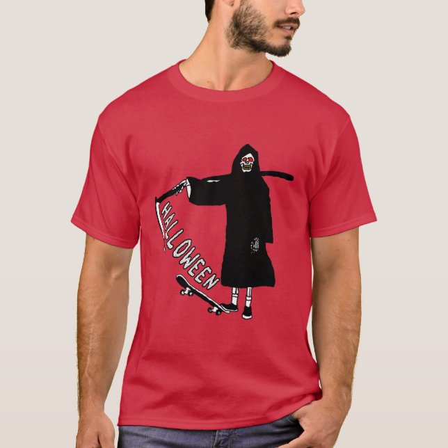 Camiseta crânio com skate segurando scythe halloween (Frente)