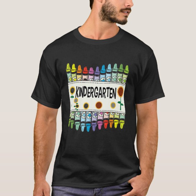 Camiseta Crayons And Flower Teaching  Kindergarten (Frente)