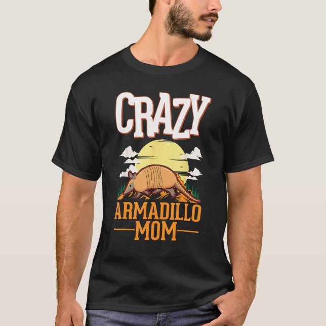 Camiseta Crazy Armadillo Mom (Frente)