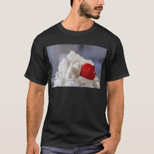 Camiseta Creme com morangos numa taça de vidro
