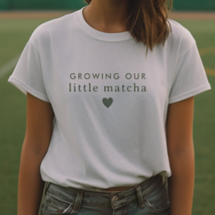 Camiseta Crescendo nosso pequeno matcha Mamãe Para Ser