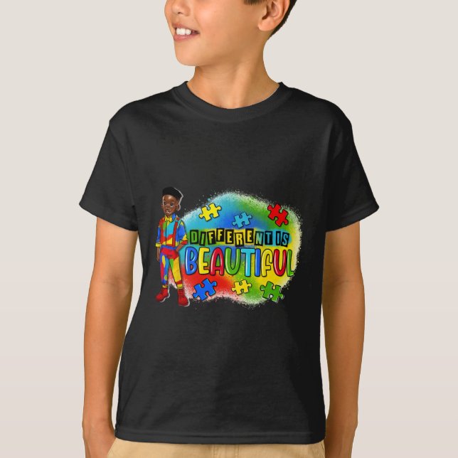 Camiseta Criança Negra Autismo Diferente É Belo Autismo Awa (Frente)