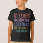 Camiseta Crianças 12 Birthday 12 anos sendo um presente inc<br><div class="desc">Celebrar o aniversário de alguém especial com esta divertida "12 Anos de Ser Espantoso" Contagem de Terras Incríveis!</div>