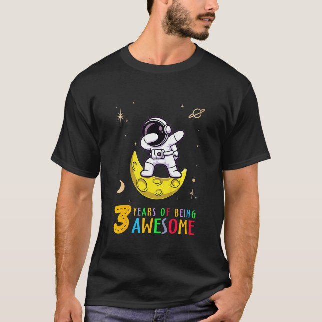 Camiseta Crianças 3 anos sendo incrível abbing astraut 3r (Frente)