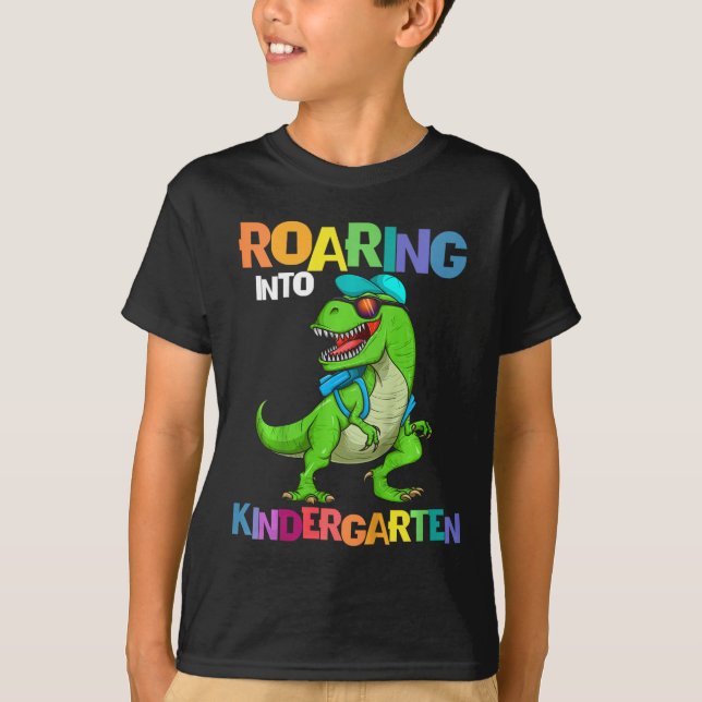 Camiseta Crianças Andando Para O Jardim De Infância Dinossa (Frente)