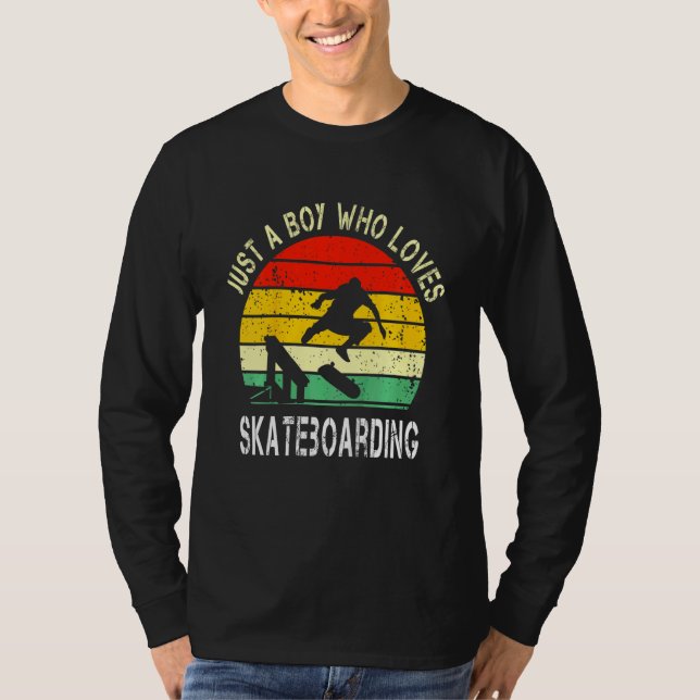 Camiseta Crianças Apenas Um Menino Que Adora O Skateboard V (Frente)