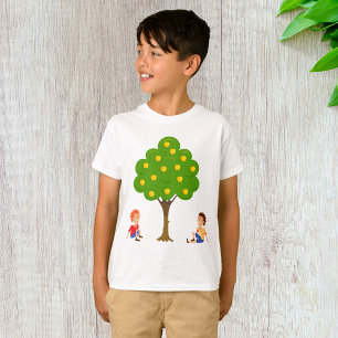 Camiseta Crianças Brincalhonas Sentadas Debaixo de uma Maci