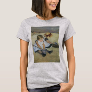 Camiseta Crianças brincando na praia por Mary Cassatt