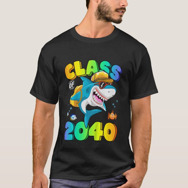 Camiseta Crianças Classe De 2040 Crescem Com Minha Mochila  (Frente)