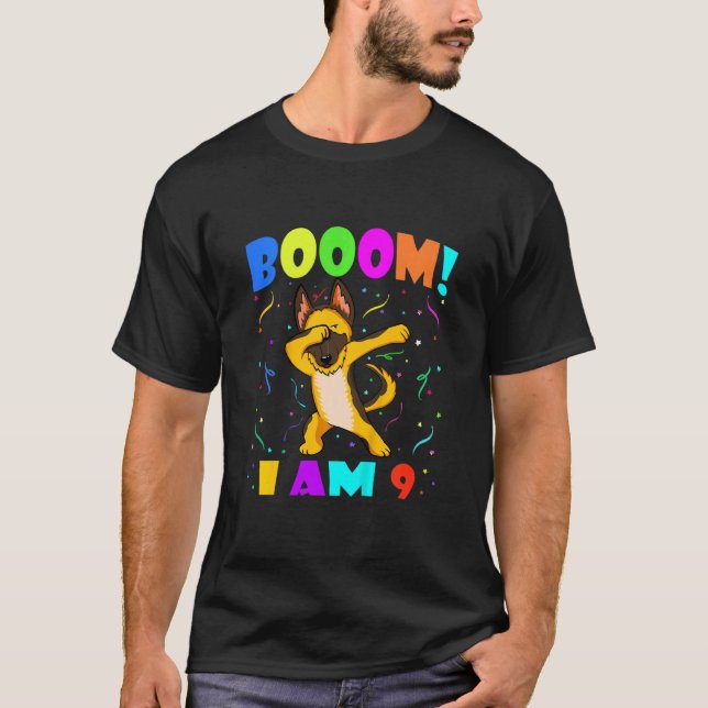 Camiseta Crianças Dabbing German shepherd Boooom Eu Sou 9 M (Frente)
