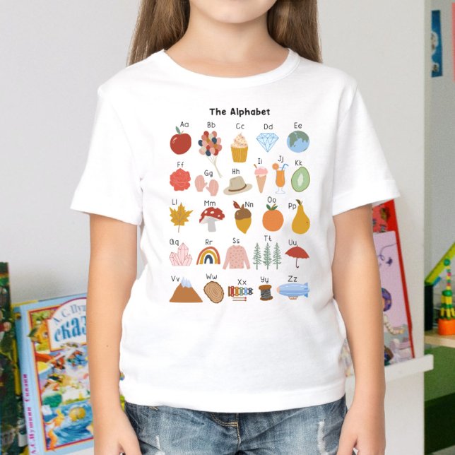 Camiseta Crianças de Alfabeto A a Z (In-Context, Girl in kindergarten)
