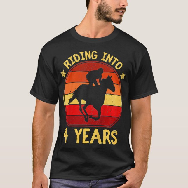 Camiseta Crianças entrando em um presente de cavalo de 4 An (Frente)