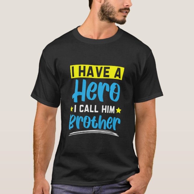 Camiseta Crianças Eu Tenho Um Herói Eu O Chamo Irmão Irmão  (Frente)