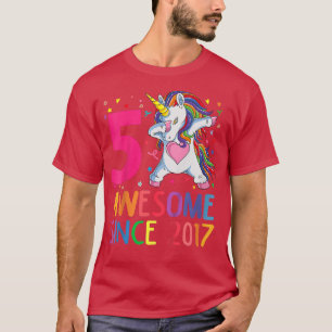 Camiseta Crianças Incríveis Desde 2017 Dabbing Unicorn 5 B