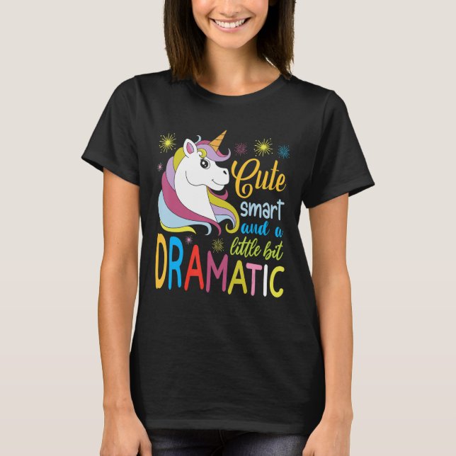 Camiseta Crianças inteligentes e um pouco dramáticas (Frente)