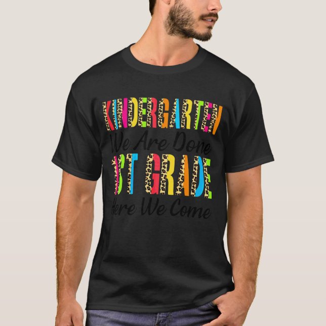 Camiseta Crianças Jardim De Infância Nós Fazemos 1 rua Aqui (Frente)