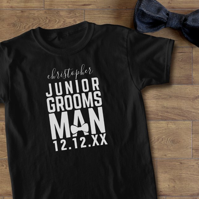 Camiseta Crianças Personalizadas Padrinho de casamento Negr (Just add a name and wedding date to this black and white Junior Groomsman t-shirt)