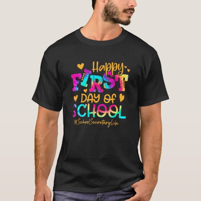 Camiseta Crianças Tie Dye School Secretary Happy First Day  (Frente)