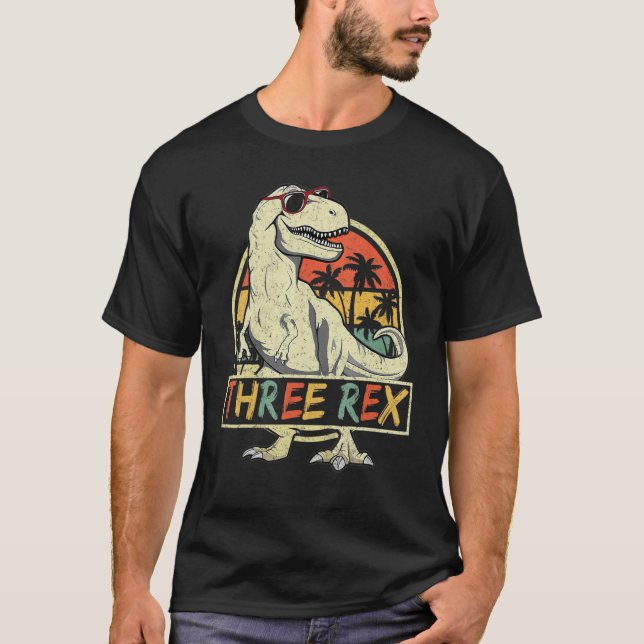 Camiseta Crianças Três Dinossauros Rex Aniversário 3º Bday  (Frente)