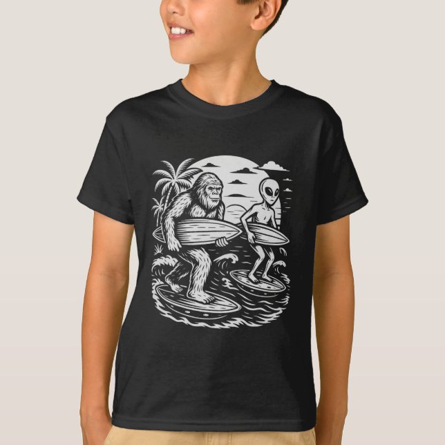 Camiseta Criptídeo Engraçado Pé Grande Alien Surfando Praia (Frente)
