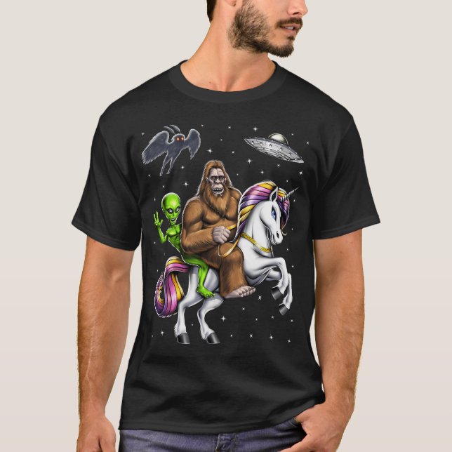 Camiseta Críptidos Pé-grande Alien Montando Unicórnio (Frente)