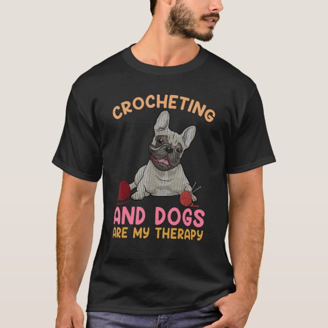 Camiseta Crocheting e cachorros são minha terapia Feliz Dia (Frente)