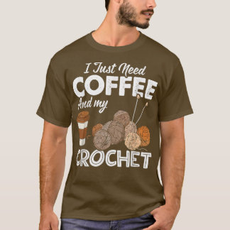 Camiseta Crocheting Eu só preciso de café e meu Crochet Sew
