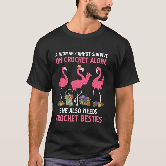 Camiseta Crocheting Queen Flamingo Crochet Besties Engraçad (Frente)