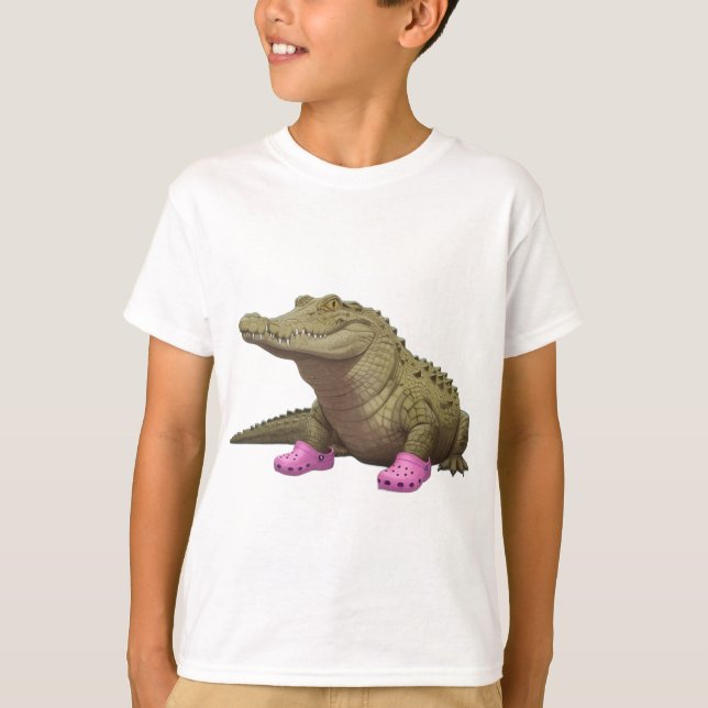 Camiseta Crocodilo usando sapatos de crocodilo  (Frente)
