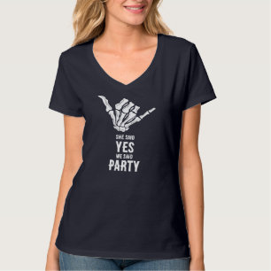 Camiseta cropped de festa gótica de esqueletos par