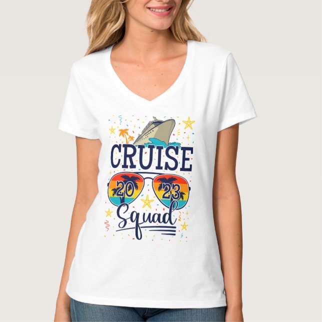 Camiseta Cruise Squad 2023 Cruising Vacation Women V-Neck (Frente)