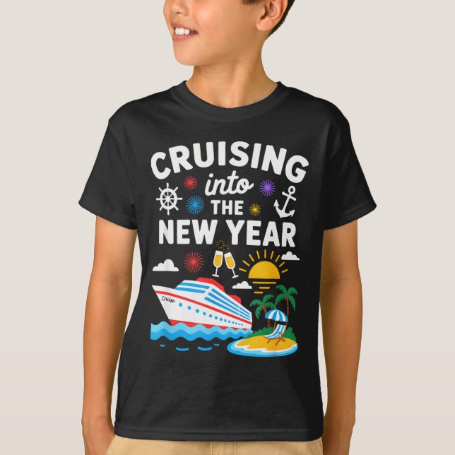 Camiseta Cruising Into New Year 2026 Match Family Vacation  (Frente)