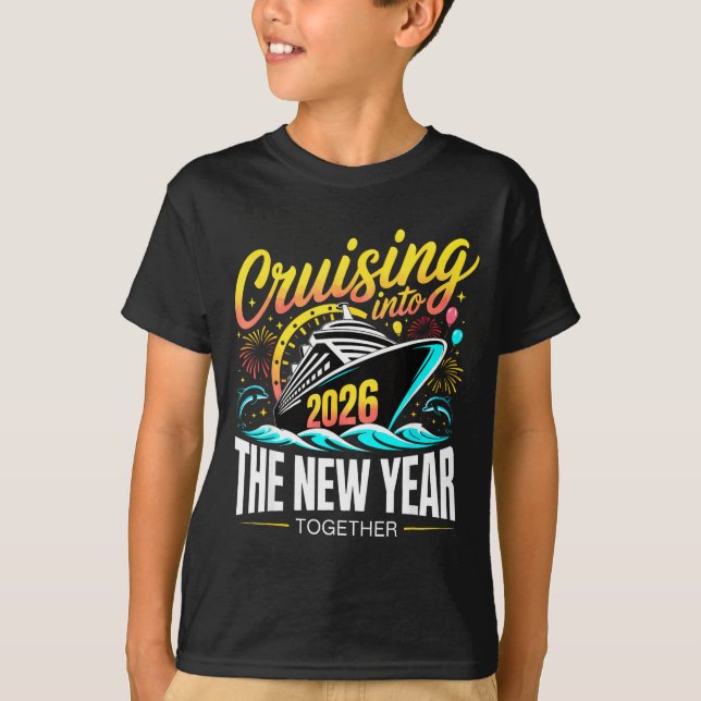 Camiseta Cruising Into The New Year 2026 Matching Family Cr (Frente)
