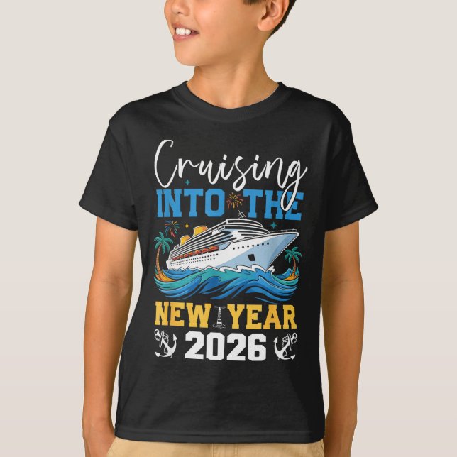 Camiseta Cruising Into The New Year 2026 Matching Family Ho (Frente)